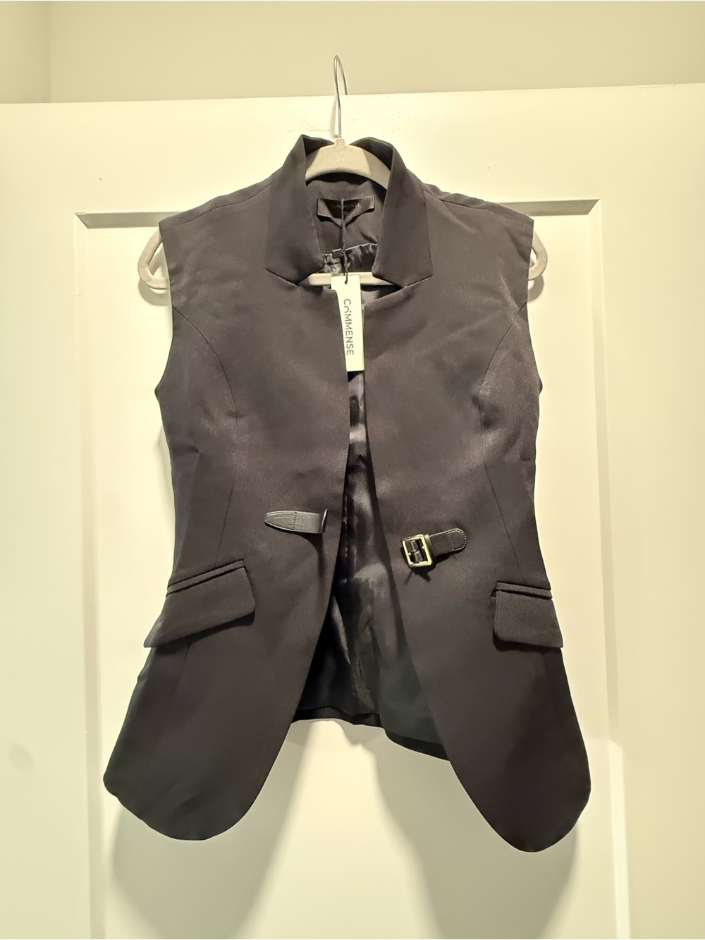 Women’s Commense Sleeveless Buckle-Front Blazer in Black XS